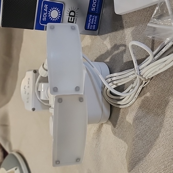 Brand New Defiant Motion Activated Security Light Solar White - Picture 3 of 5